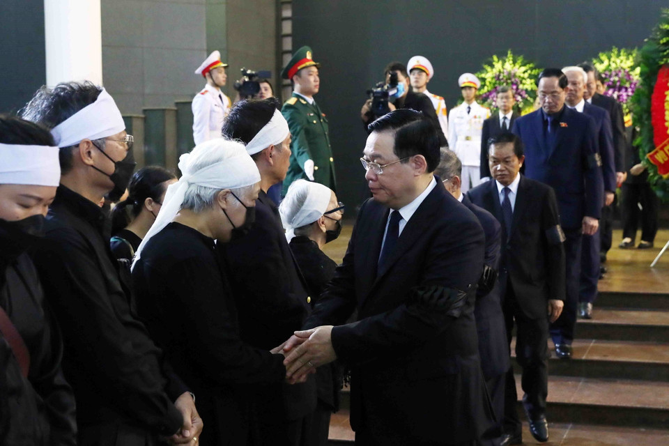 Chủ tịch Quốc hội Vương Đình Huệ chia buồn với gia đình đồng chí Vũ Khoan. (Ảnh: Phạm Kiên/TTXVN)