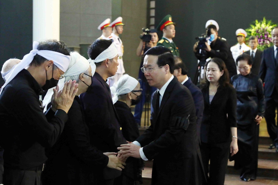 Chủ tịch nước Võ Văn Thưởng chia buồn với gia đình đồng chí Vũ Khoan. (Ảnh: Phạm Kiên/TTXVN)