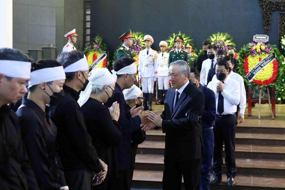 Chánh án Tòa án Nhân dân Tối cao Nguyễn Hòa Bình chia buồn với gia đình đồng chí Vũ Khoan. (Ảnh: Phạm Kiên/TTXVN)