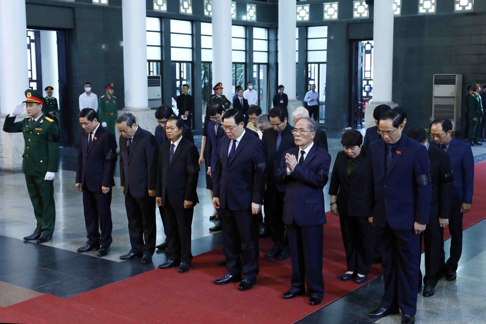 Đoàn Quốc hội do Chủ tịch Quốc hội Vương Đình Huệ dẫn đầu viếng đồng chí Vũ Khoan. (Ảnh: Phạm Kiên/TTXVN)