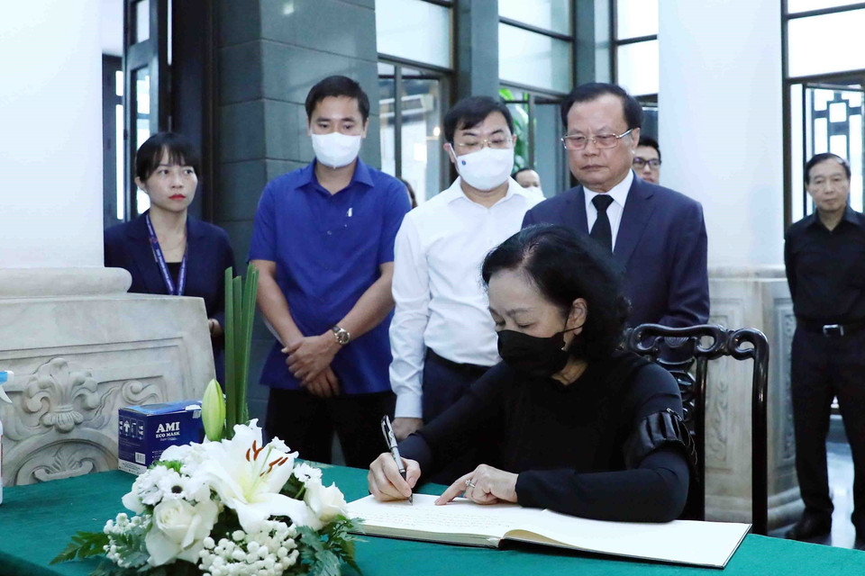 Ủy viên Bộ Chính trị, Thường trực Ban Bí thư, Trưởng Ban Tổ chức Trung ương Trương Thị Mai ghi Sổ tang bày tỏ tiếc thương đồng chí Vũ Khoan. (Ảnh: Phạm Kiên/TTXVN)