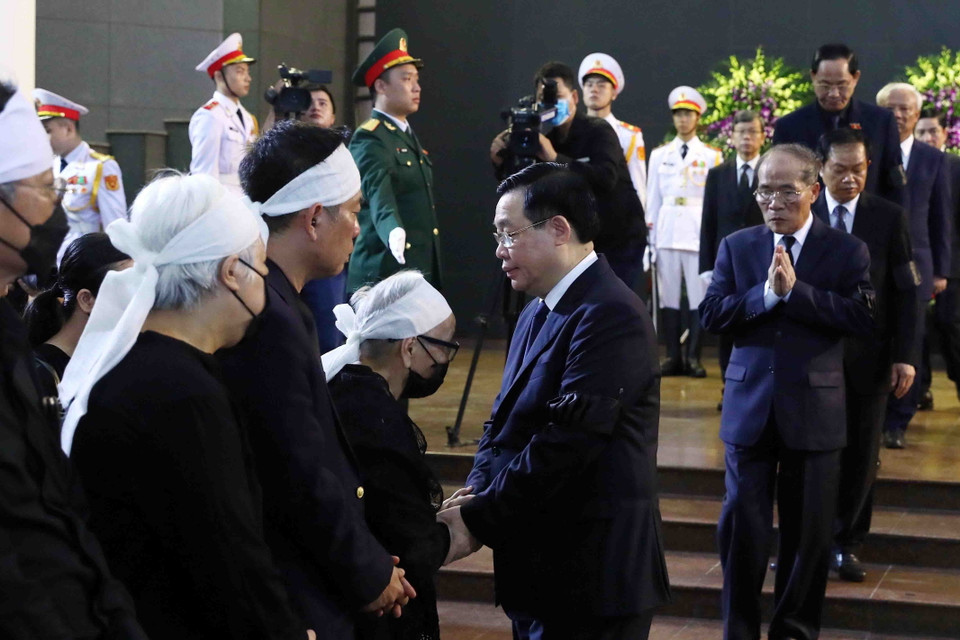Chủ tịch Quốc hội Vương Đình Huệ chia buồn với gia đình đồng chí Vũ Khoan. (Ảnh: Phạm Kiên/TTXVN)