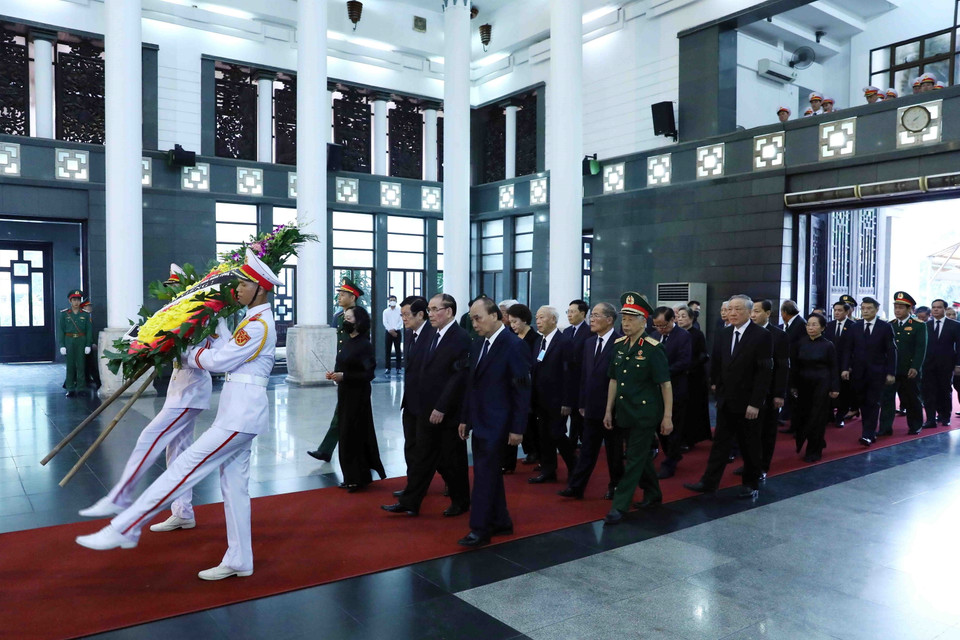 Đoàn đại biểu Ban Chấp hành Trung ương Đảng do đồng chí Trương Thị Mai, Ủy viên Bộ Chính trị, Thường trực Ban Bí thư, Trưởng ban Tổ chức Trung ương dẫn đầu đến viếng đồng chí Vũ Khoan. (Ảnh: Phạm Kiên/TTXVN)