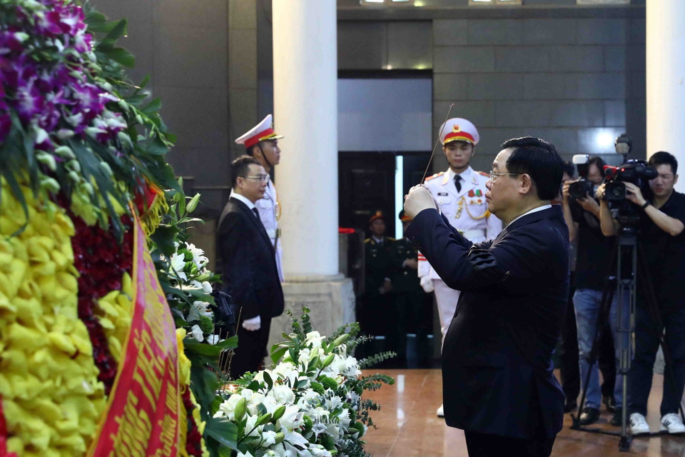 Chủ tịch Quốc hội Vương Đình Huệ viếng đồng chí Vũ Khoan. (Ảnh: Phạm Kiên/TTXVN)