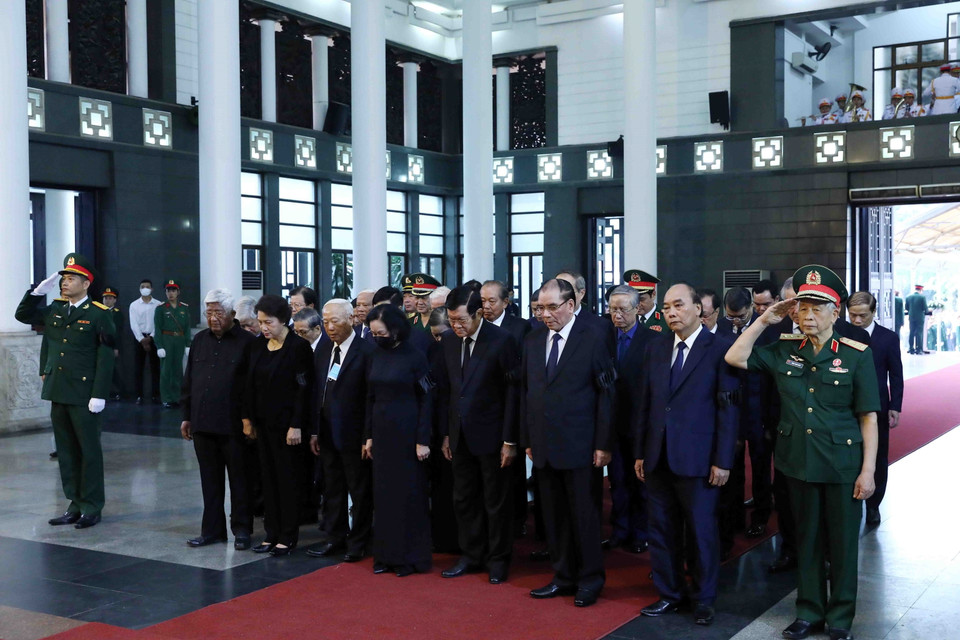 Đoàn đại biểu Ban Chấp hành Trung ương Đảng do đồng chí Trương Thị Mai, Ủy viên Bộ Chính trị, Thường trực Ban Bí thư, Trưởng Ban Tổ chức Trung ương dẫn đầu viếng đồng chí Vũ Khoan. (Ảnh: Phạm Kiên/TTXVN)