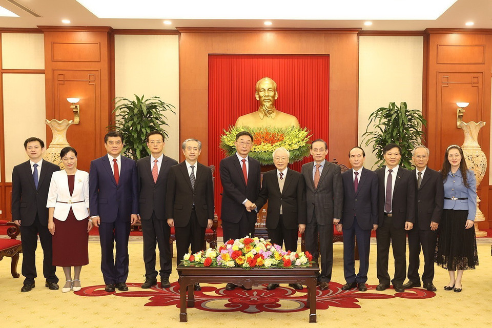 Tổng Bí thư Nguyễn Phú Trọng và Bí thư Đảng ủy Khu tự trị dân tộc Choang Quảng Tây Lưu Ninh cùng các đại biểu chụp ảnh chung. (Ảnh: Trí Dũng/TTXVN)