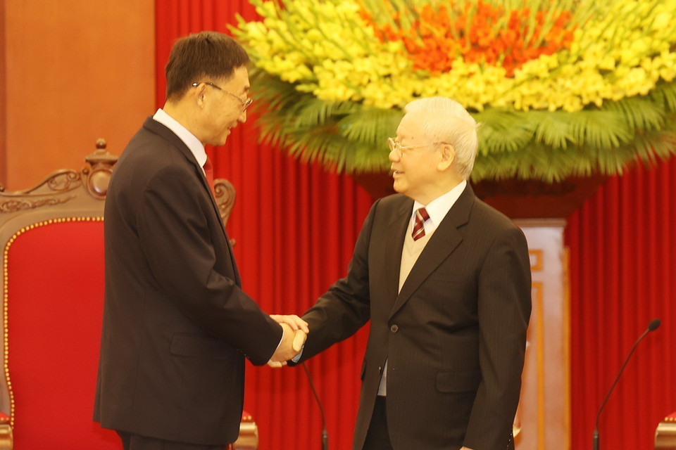 Tổng Bí thư Nguyễn Phú Trọng tiếp Bí thư Đảng ủy Khu tự trị dân tộc Choang Quảng Tây, Trung Quốc Lưu Ninh. (Ảnh: Trí Dũng/TTXVN)