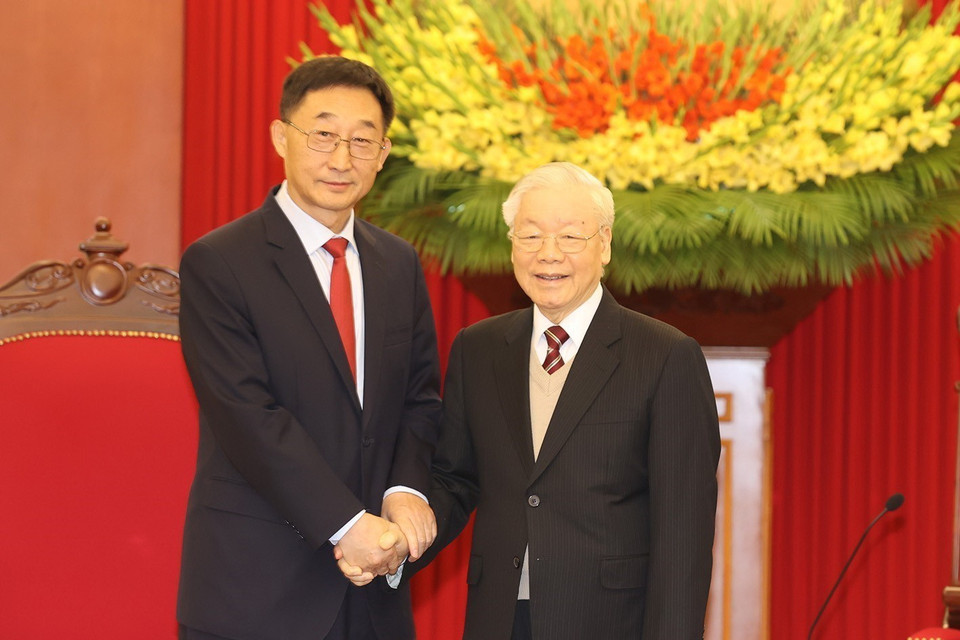 Tổng Bí thư Nguyễn Phú Trọng tiếp Bí thư Đảng ủy Khu tự trị dân tộc Choang Quảng Tây, Trung Quốc Lưu Ninh. (Ảnh: Trí Dũng/TTXVN)