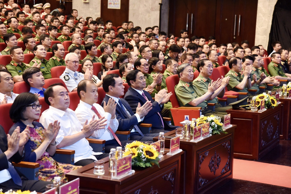 Thủ tướng Phạm Minh Chính và các đại biểu dự Chương trình tôn vinh điển hình tiên tiến và hưởng ứng tháng hành động phòng, chống ma túy. (Ảnh: Dương Giang/TTXVN)