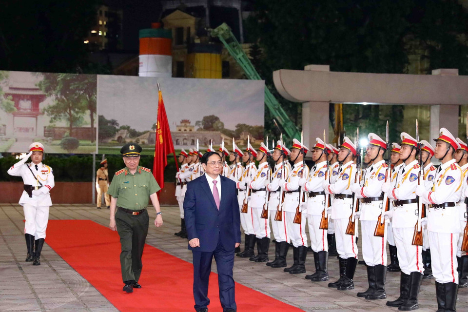 Thủ tướng Phạm Minh Chính duyệt đội danh dự Công an Nhân dân. (Ảnh: Phạm Kiên/TTXVN)