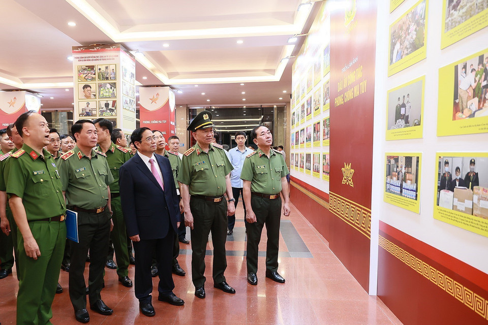 Thủ tướng Phạm Minh Chính tham quan trưng bày hình ảnh về công tác phòng, chống ma túy. (Ảnh: Dương Giang/TTXVN)
