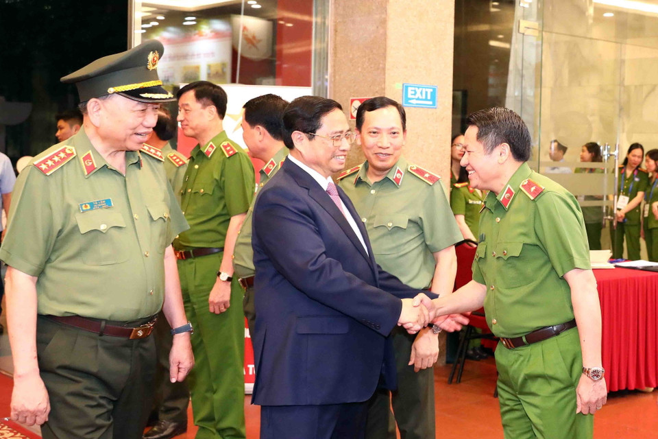 Thủ tướng Phạm Minh Chính với lãnh đạo Bộ Công an, lãnh đạo Cục cảnh sát điều tra tội phạm về ma túy. (Ảnh: Phạm Kiên/TTXVN)