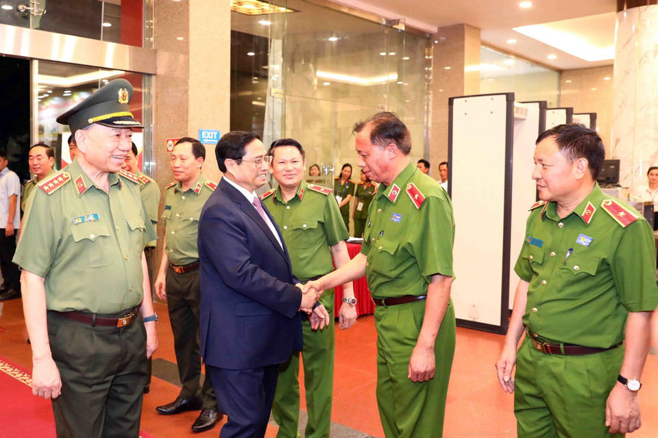 Thủ tướng Phạm Minh Chính với lãnh đạo Bộ Công an, lãnh đạo Cục cảnh sát điều tra tội phạm về ma túy. (Ảnh: Phạm Kiên/TTXVN)