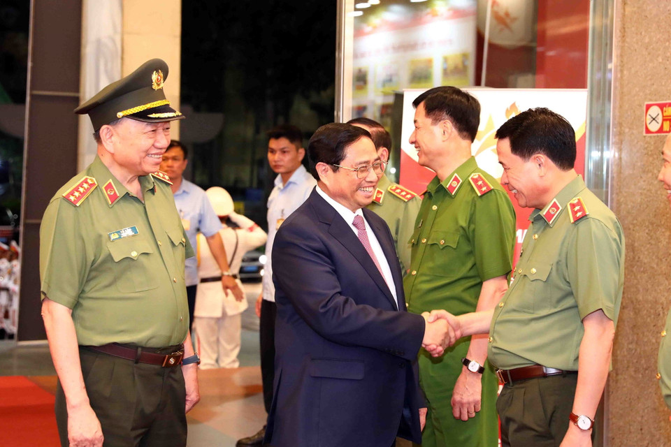 Thủ tướng Phạm Minh Chính với lãnh đạo Bộ Công an, lãnh đạo Cục cảnh sát điều tra tội phạm về ma túy. (Ảnh: Phạm Kiên/TTXVN)