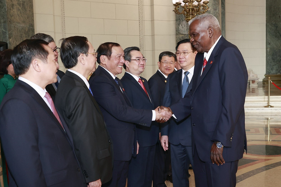 Chủ tịch Quốc hội Vương Đình Huệ giới thiệu đoàn đại biểu Việt Nam với Chủ tịch Quốc hội Chính quyền Nhân dân nước Cộng hòa Cuba Esteban Lazo Hernandez. (Ảnh: Doãn Tấn/TTXVN)