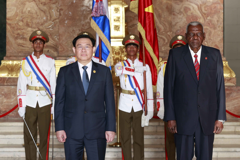 Chủ tịch Quốc hội Vương Đình Huệ và Chủ tịch Quốc hội Chính quyền Nhân dân nước Cộng hòa Cuba Esteban Lazo Hernandez tại lễ đón. (Ảnh: Doãn Tấn/TTXVN)