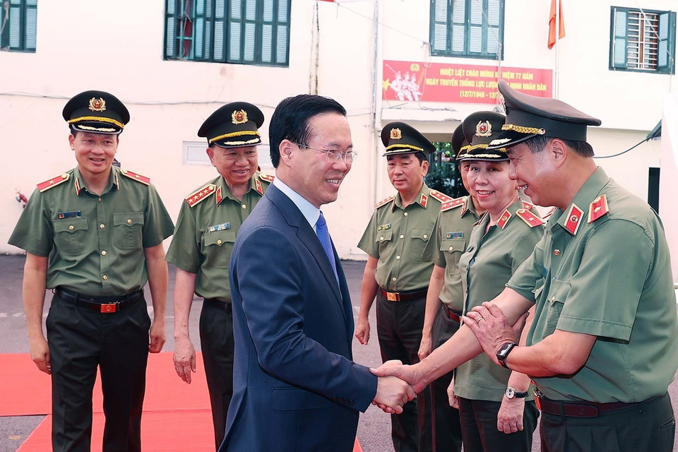 Chủ tịch nước Võ Văn Thưởng với lãnh đạo Cục An ninh chính trị nội bộ. (Ảnh: Thống Nhất/TTXVN)