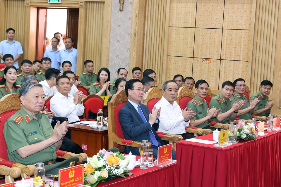 Chủ tịch nước Võ Văn Thưởng cùng các đại biểu tại buổi làm việc với Cục An ninh chính trị nội bộ. (Ảnh: Thống Nhất/TTXVN)