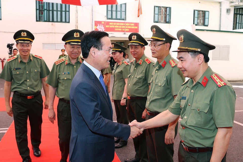 Chủ tịch nước Võ Văn Thưởng với lãnh đạo Cục An ninh chính trị nội bộ. (Ảnh: Thống Nhất/TTXVN)