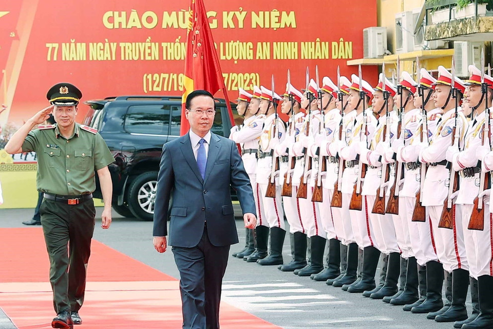 Chủ tịch nước Võ Văn Thưởng duyệt Đội danh dự Công an Nhân dân. (Ảnh: Thống Nhất/TTXVN)