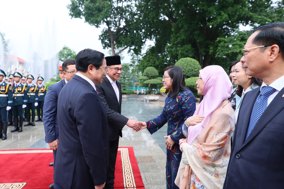 Thủ tướng Phạm Minh Chính giới thiệu với Thủ tướng Malaysia Anwar Ibrahim thành viên đoàn Việt Nam. (Ảnh: Dương Giang/TTXVN)