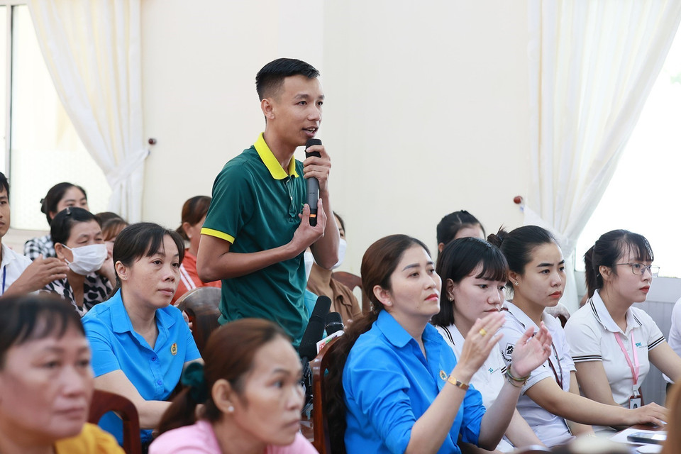 Cử tri Trần Thanh Duy đại diện công nhân lao động nêu ý kiến. (Ảnh: Dương Giang/TTXVN)