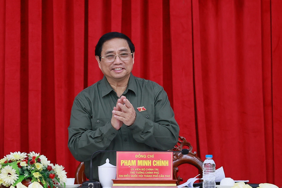 Thủ tướng Phạm Minh Chính tiếp xúc cử tri thành phố Cần Thơ. (Ảnh: Dương Giang/TTXVN)