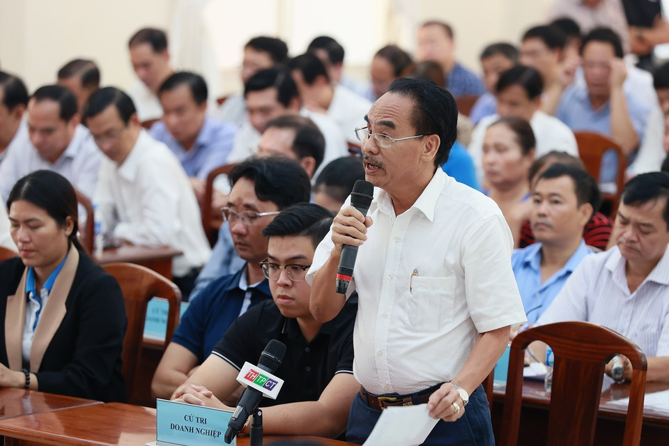 Cử tri Huỳnh Trung Quang, đại diện doanh nghiệp trên địa bàn thành phố Cần Thơ phát biểu ý kiến. (Ảnh: Dương Giang/TTXVN)