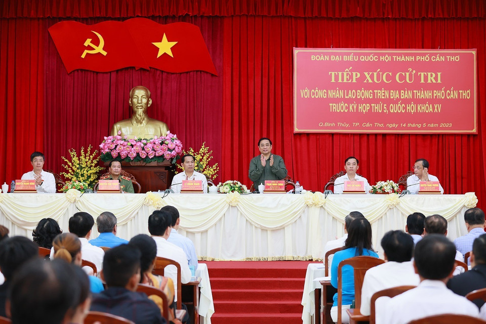 Thủ tướng Phạm Minh Chính cùng Đoàn đại biểu Quốc hội thành phố Cần Thơ tiếp xúc cử tri trước Kỳ họp thứ 5, Quốc hội khoá XV. (Ảnh: Dương Giang/TTXVN)