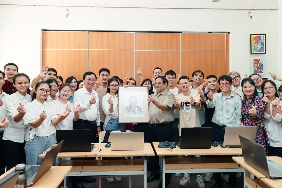 Thủ tướng Phạm Minh Chính với học sinh, sinh viên khuyết tật tại Trung tâm hỗ trợ phát triển giáo dục hòa nhập thuộc Trường Cao đẳng Sư phạm Trung ương. (Ảnh: Dương Giang/TTXVN)