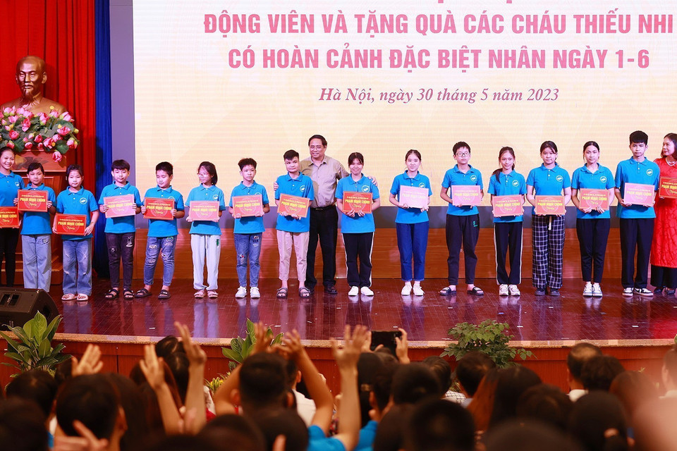 Thủ tướng Phạm Minh Chính trao học bổng cho với học sinh, sinh viên khuyết tật Trung tâm hỗ trợ phát triển giáo dục hoà nhập thuộc Cao đẳng Sư phạm Hà Nội. (Ảnh: Dương Giang/TTXVN)