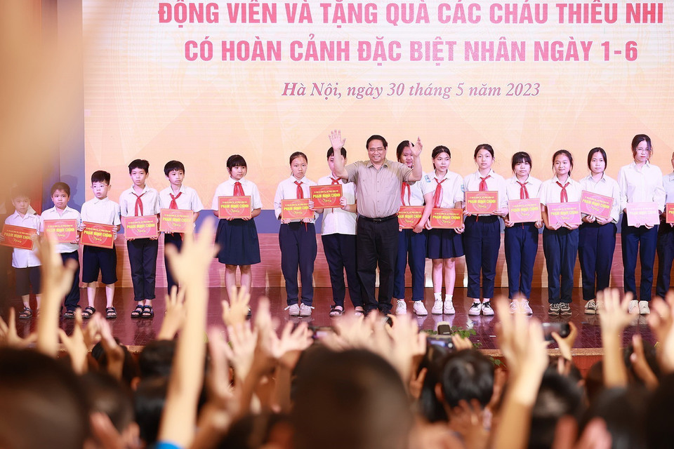 Thủ tướng Phạm Minh Chính trao học bổng học sinh Trường Phổ thông dân lập Herman Gmeiner. (Ảnh: Dương Giang/TTXVN)