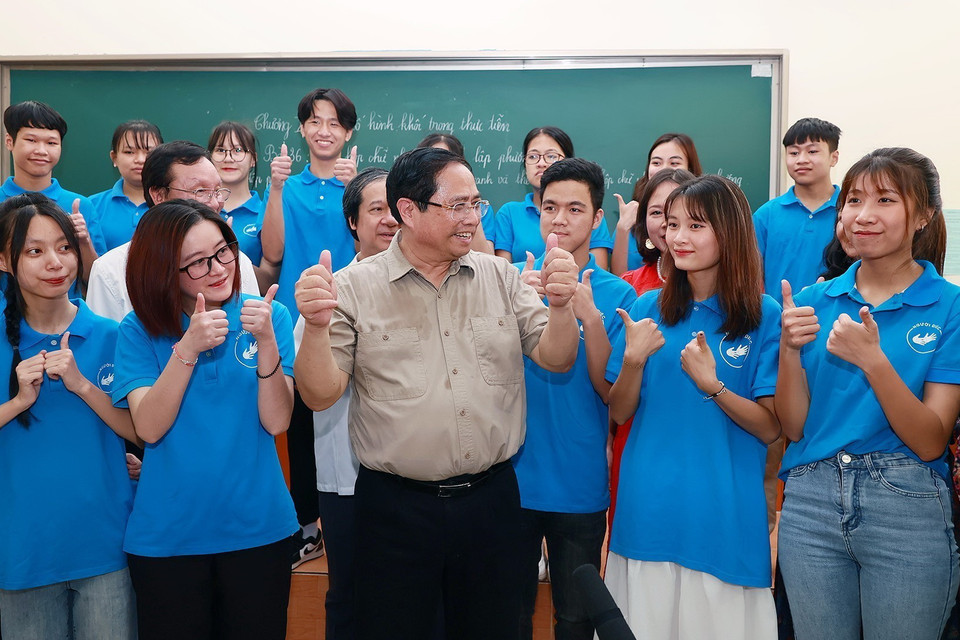 Thủ tướng Phạm Minh Chính thăm học sinh, sinh viên khuyết tật tại Trung tâm hỗ trợ phát triển giáo dục hòa nhập thuộc Trường Cao đẳng Sư phạm Trung ương. (Ảnh: Dương Giang/TTXVN)