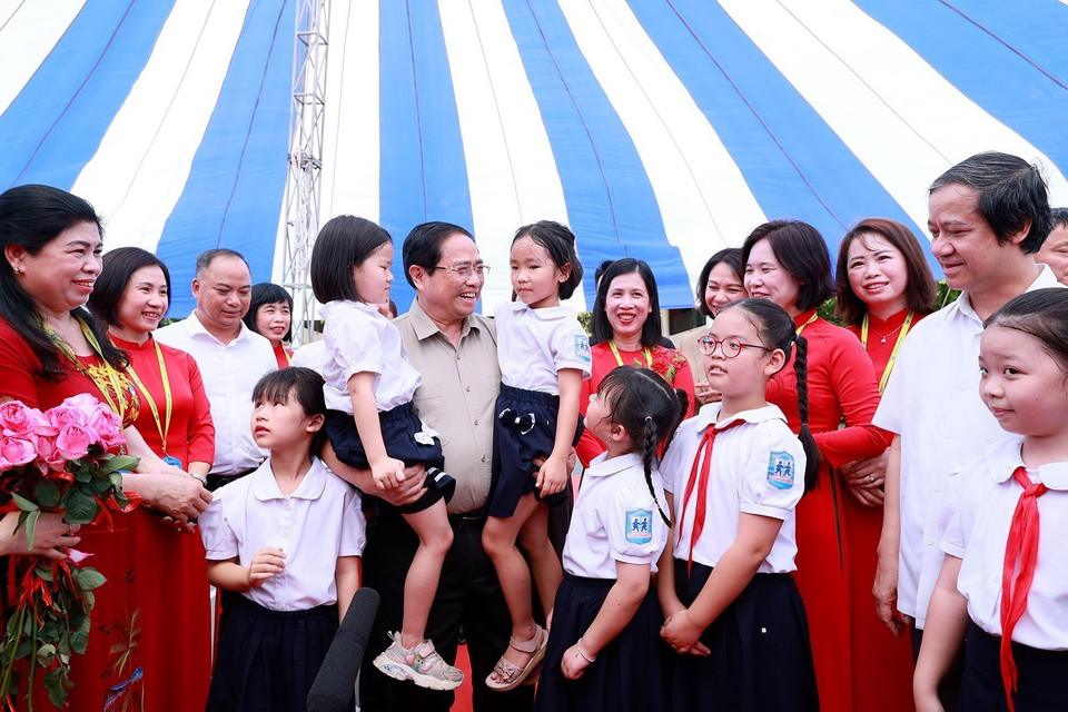 Thủ tướng Phạm Minh Chính thăm học sinh có hoàn cảnh đặc biệt khó khăn của Trường Phổ thông dân lập Herman Gmeiner. (Ảnh: Dương Giang/TTXVN)