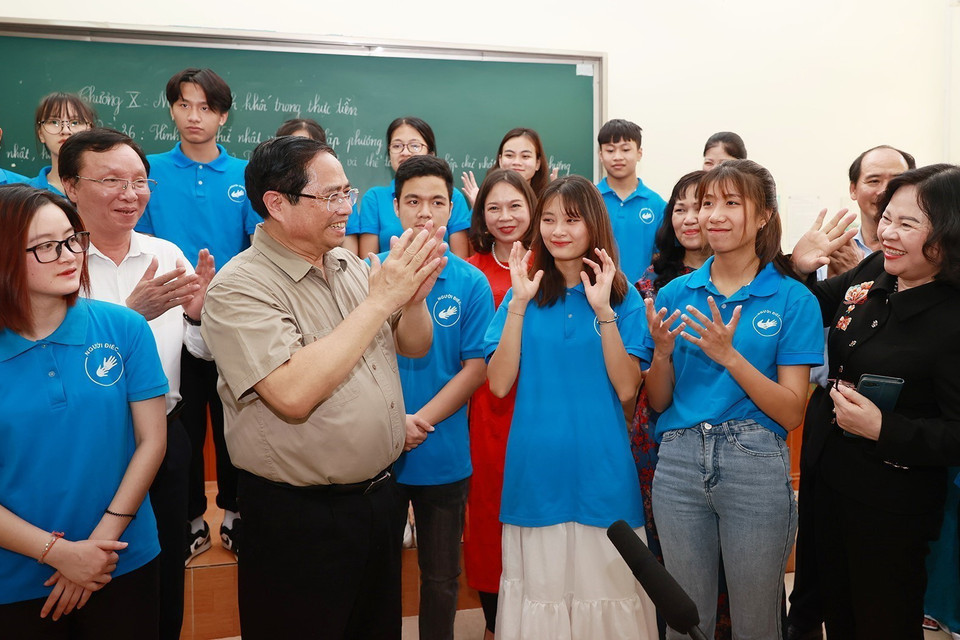 Thủ tướng Phạm Minh Chính thăm học sinh, sinh viên khuyết tật tại Trung tâm hỗ trợ phát triển giáo dục hòa nhập thuộc Trường Cao đẳng Sư phạm Trung ương. (Ảnh: Dương Giang/TTXVN)
