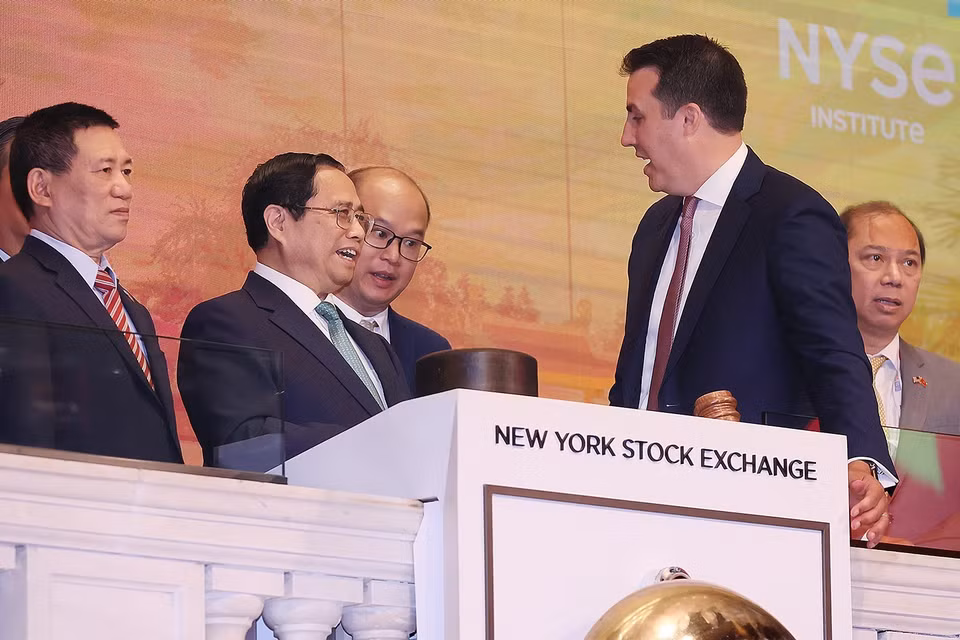 Thủ tướng Phạm Minh Chính rung chuông khai mạc phiên giao dịch Sàn Chứng khoán New York (NYSE). (Ảnh: Dương Giang/TTXVN)