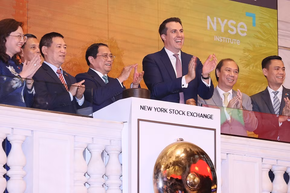 Thủ tướng Phạm Minh Chính rung chuông khai mạc phiên giao dịch Sàn Chứng khoán New York (NYSE). (Ảnh: Dương Giang/TTXVN)