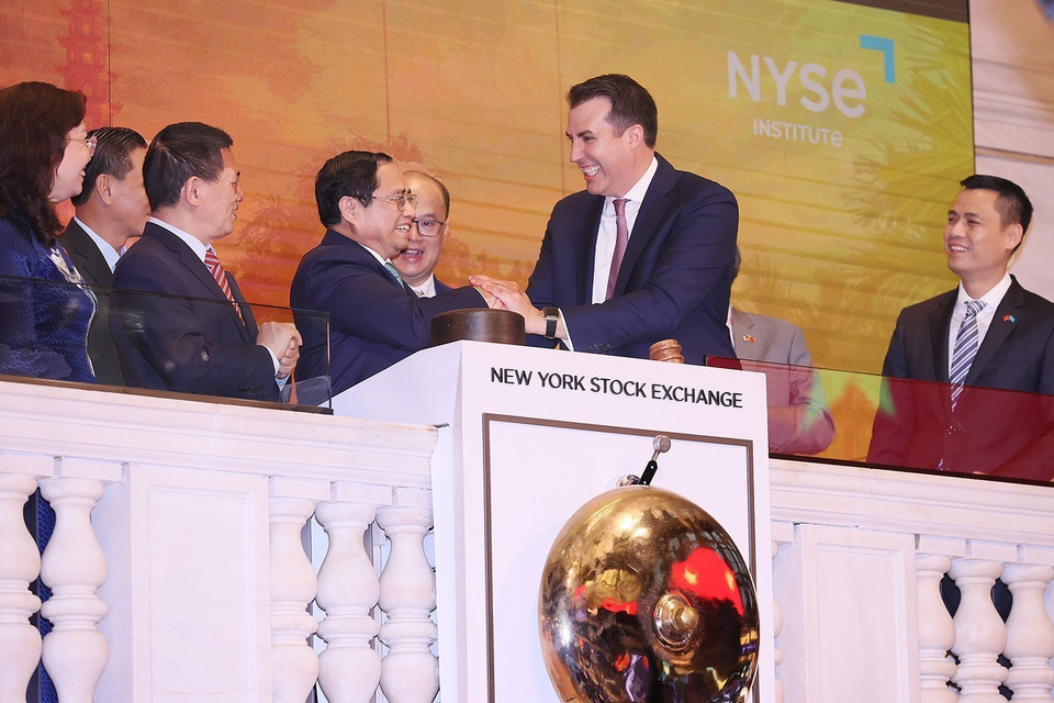 Thủ tướng Phạm Minh Chính rung chuông khai mạc phiên giao dịch Sàn Chứng khoán New York (NYSE). (Ảnh: Dương Giang/TTXVN)