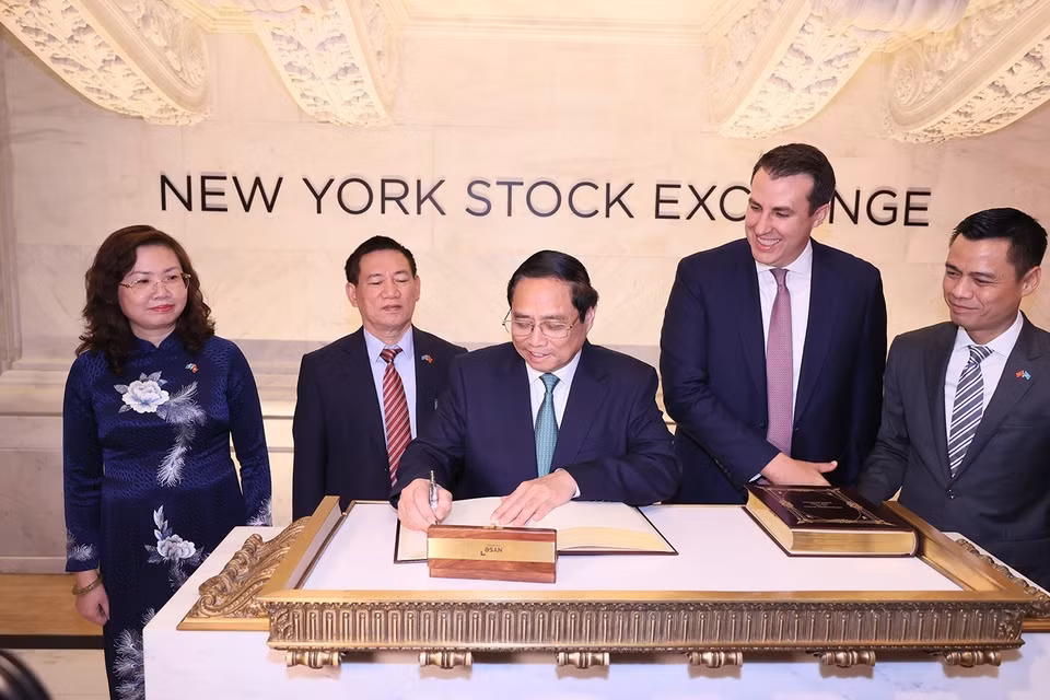 Thủ tướng Phạm Minh Chính ký sổ lưu bút khi đến thăm Sàn giao dịch Chứng khoán New York (NYSE). (Ảnh: Dương Giang/TTXVN)