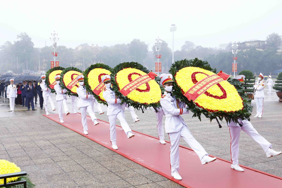 Đoàn đại biểu lãnh đạo Đảng và Nhà nước đặt vòng hoa viếng Chủ tịch Hồ Chí Minh. (Ảnh: An Đăng/TTXVN)