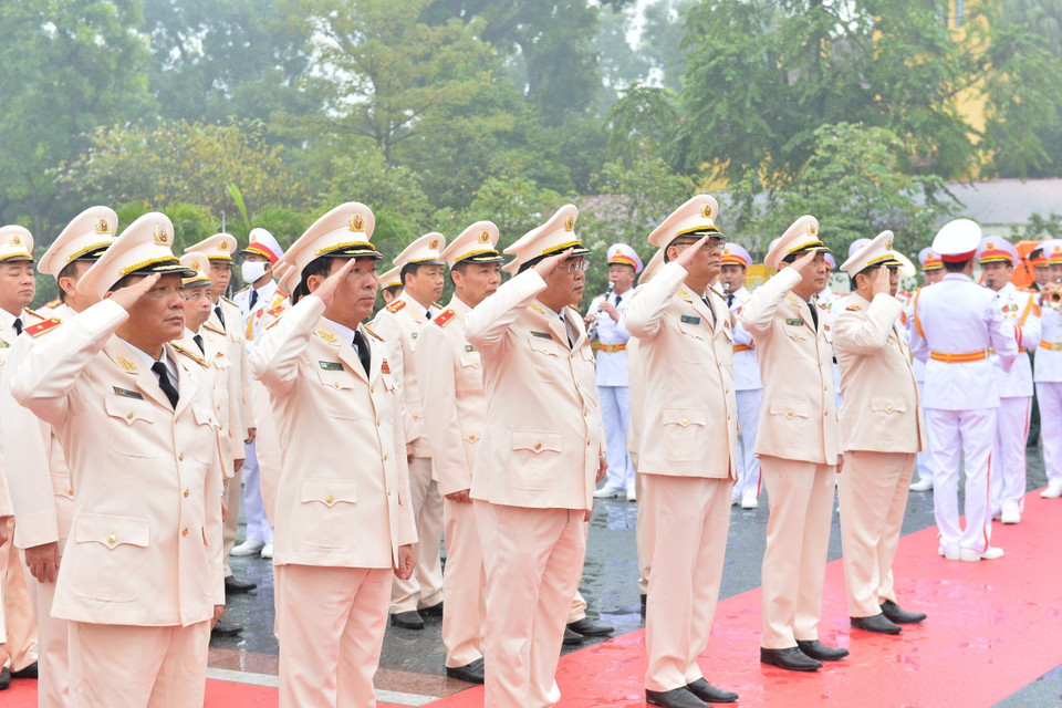 Đoàn đại biểu Đảng ủy Công an Trung ương-Bộ Công an tưởng niệm các Anh hùng, liệt sỹ. (Ảnh: Minh Đức/TTXVN)