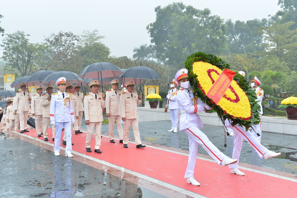 Đoàn đại biểu Đảng ủy Công an Trung ương-Bộ Công an đặt vòng hoa tưởng niệm các Anh hùng, liệt sỹ. (Ảnh: Minh Đức/TTXVN)