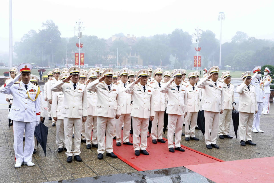 Đoàn đại biểu Đảng ủy Công an Trung ương - Bộ Công an tưởng niệm Chủ tịch Hồ Chí Minh. (Ảnh: An Đăng/TTXVN)