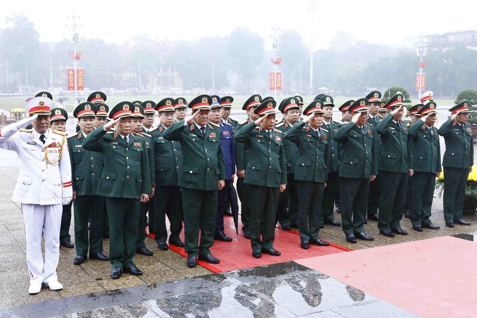 Đoàn đại biểu Quân ủy Trung ương - Bộ Quốc phòng tưởng niệm Chủ tịch Hồ Chí Minh. (Ảnh: An Đăng/TTXVN)
