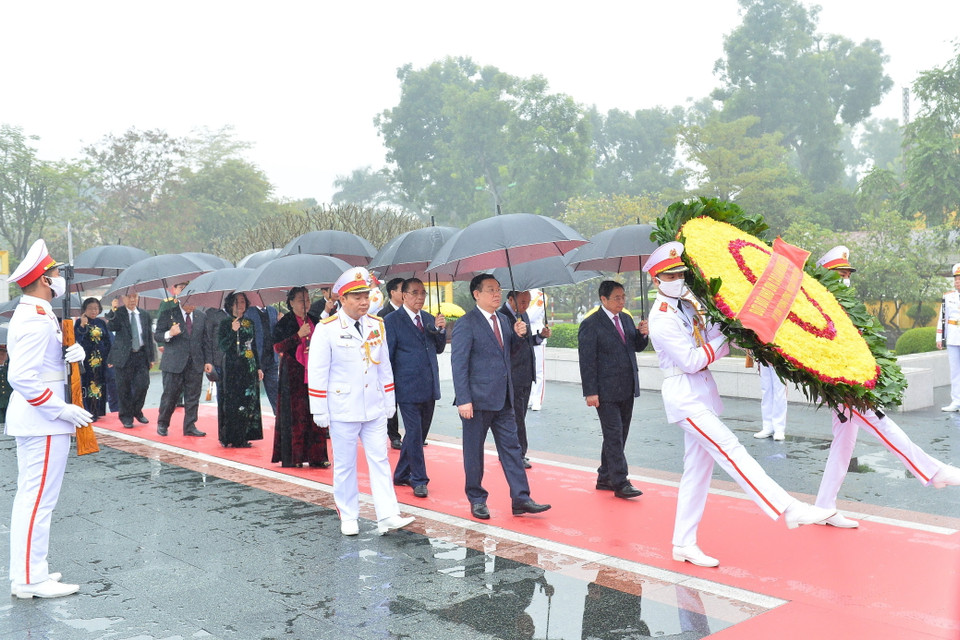 Các đồng chí lãnh đạo, nguyên lãnh đạo Đảng, Nhà nước đến đặt vòng hoa tưởng niệm các Anh hùng, liệt sỹ. (Ảnh: Minh Đức/TTXVN)