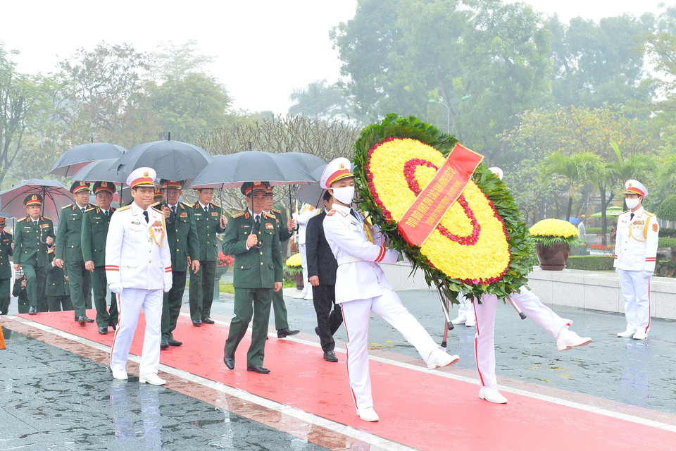 Đoàn đại biểu Quân ủy Trung ương-Bộ Quốc phòng đến đặt vòng hoa tưởng niệm các Anh hùng, liệt sỹ. (Ảnh: Minh Đức/TTXVN)