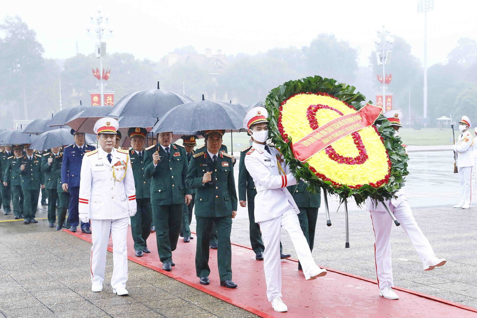 Đoàn đại biểu Quân ủy Trung ương - Bộ Quốc phòng đặt vòng hoa, vào Lăng viếng Chủ tịch Hồ Chí Minh. (Ảnh: An Đăng/TTXVN)