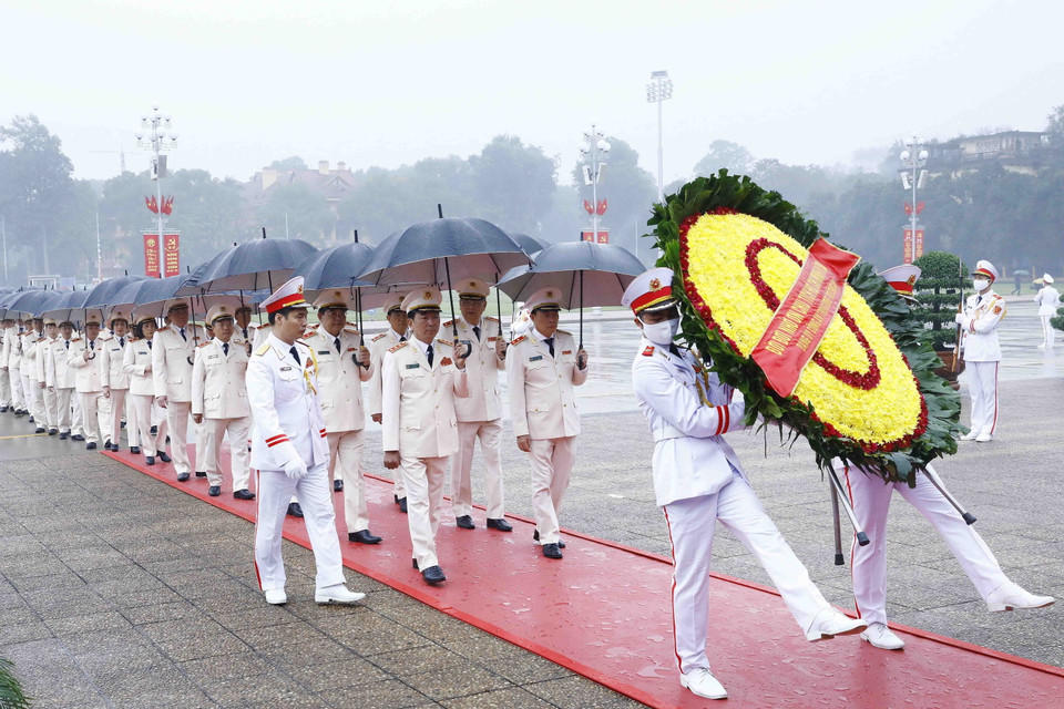 Đoàn đại biểu Đảng ủy Công an Trung ương - Bộ Công an đặt vòng hoa, vào Lăng viếng Chủ tịch Hồ Chí Minh. (Ảnh: An Đăng/TTXVN)