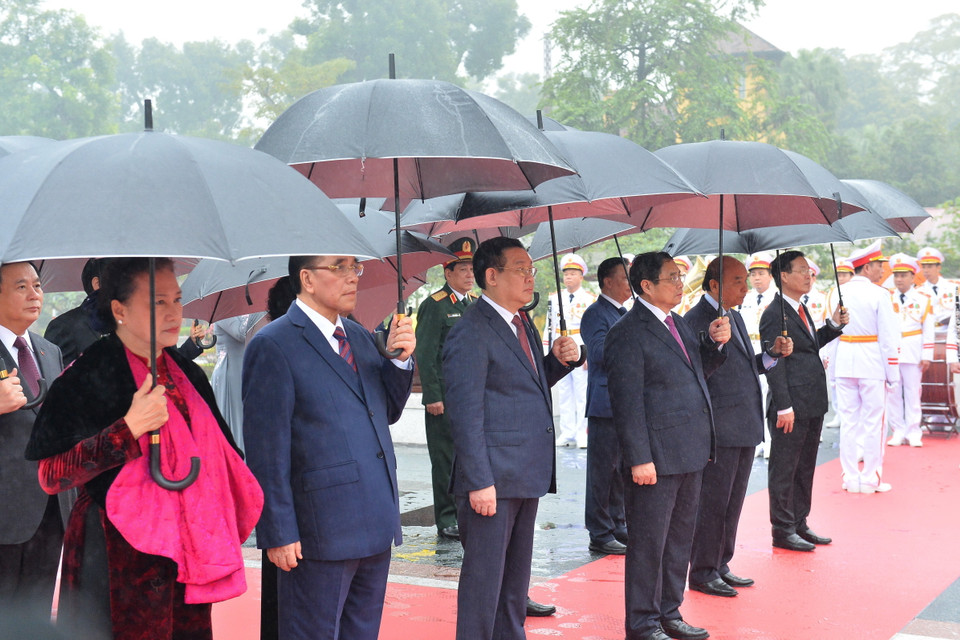 Các đồng chí lãnh đạo, nguyên lãnh đạo Đảng, Nhà nước tưởng niệm các Anh hùng, liệt sỹ. (Ảnh: Minh Đức/TTXVN)