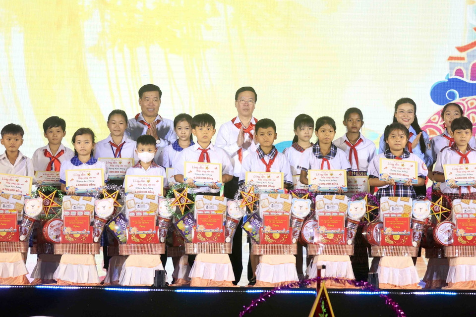 Chủ tịch nước Võ Văn Thưởng trao học bổng cho các thiếu nhi có hoàn cảnh khó khăn, mồ côi cha mẹ, mồ côi do COVID-19 của các tỉnh Đồng Nai, Bình Dương, Tây Ninh và Thành phố Hồ Chí Minh. (Ảnh: An Đăng/TTXVN)